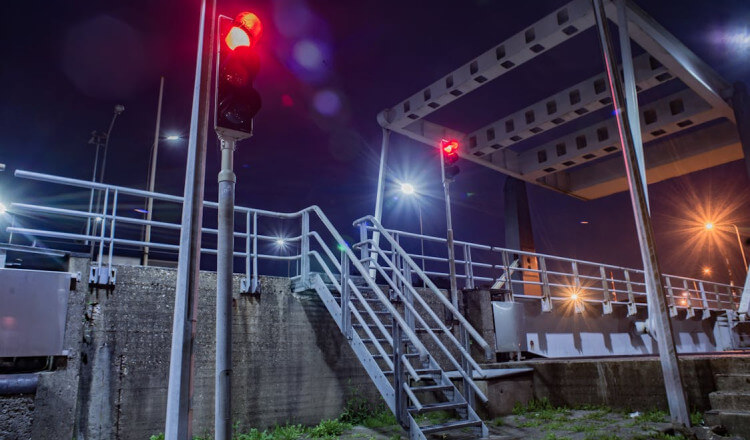 bridge traffic lights netherlands delfzijl 591680 bridge traffic lights netherlands delfzijl 591680